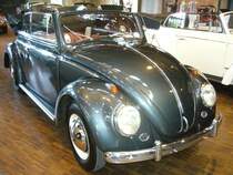 VW Käfer Cabriolet von 1956. Produziert bei Karmann. Der 4-Zylinderboxermotor leistet 30 PS aus 1192 cm³ Hubraum. VW-Treffen an der Düsseldorfer Classic Remise am 25.05.2014.