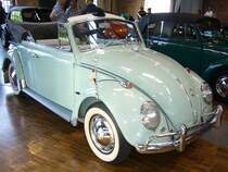 VW Käfer Cabriolet des Jahrganges 1964. Auch hier wurde noch der 1200´er genannte 4-Zylinderboxermotor mit 1.192 cm³ Hubraum und 30 PS verbaut. VW-Treffen an der Düsseldorfer Classic Remise am 25.05.2014.