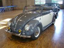 VW Käfer Cabriolet des Jahrganges 1951. Hier leistet der 4-Vierzylinderboxermotor aus 1131 cm³ Hubraum 25 PS. VW-Treffen an der Düsseldorfer Classic Remise am 25.05.2014.