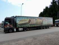 MAN-Sattel, pausiert am Rande einer abfallenden Nebenstraße; 140525