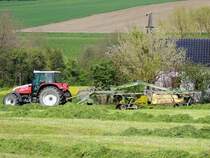 STEYR-9083 verrichtet mit Krone SWADRO-710-26T Schwader Silageerntearbeiten; 140423