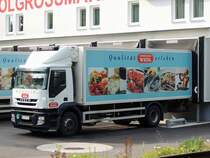 IVECO STRALIS-330, steht an der Ladebühne eines Abholgroßmarktes zur Beladung bereit; 140424