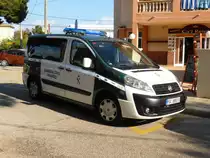 Fiat der Guardis Civil steht am Strandabgang von Cala Pi/Mallorca im Mai 2014