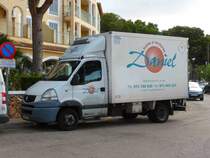 Renault Master II als Lieferfahrzeug von DANIEL steht zur Entladung in Cala Pi/Mallorca im Mai 2014
