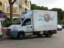 Renault Master II als Lieferfahrzeug von DANIEL steht zur Entladung in Cala Pi/Mallorca im Mai 2014