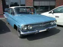 Chevrolet Impala fourdoor Sedan von 1960. Die Impala Baureihe war das Spitzenmodell des Modelljahres 1960. Darunter rangierten die Baureihen Bel Air (mittlere Baureihe) und Biscayne (unterste Baureihe). Zur Wahl für die Motorisierung stand wahlweise einen 6-Zylinderreihenmotor mit 135 PS, sowie zwei V8-motoren mit 170 PS aus 283 cui oder 250 PS und 335 PS aus 348 cui. Oldtimertreffen Kokerei Zollverein am  01.06.2014.