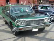 Chevrolet Impala Station Wagon des Modelljahres 1964. Auch im Jahr 1964 war die Modellreihe Impala wieder das Spitzenmodell. Darunter rangierten Bel Air und Biscayne. Es gab Motorisierungen mit 140 PS (6-Zylinderreihenmotor, sowie 195, 250, 300, 400 und 425 PS (V8-motor). Um hinter dem Volant Platz nehmen zu dürfen, mußte man mindestens US$ 3073,00 auf den Tresen des Chevroletdealers legen. Oldtimertreffen Kokerei Zollverein am 01.06.2014.