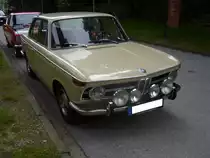 BMW 1800. 1963 - 1971. Der 1800´er war der BMW der am Längsten in der Motorenpalette der  Neuen Klasse  gebaut wurde. Von 1963 bis 1968 leistete sein, mit 30 Grad Rechtsneigung verbauter 4-Zylinderreihenmotor 90 PS aus 1773 cm³ Hubraum. Danach betrug der Hubraum bei gleicher PS-Leistung noch 1766 cm³. Oldtimertreffen kokerei Zollverein am 01.06.2014.