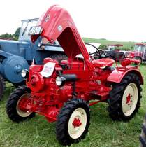 Porsche Junior in Allradausführung steht im Juni 2014 beim Oldtimertreffen an der Ebersburg