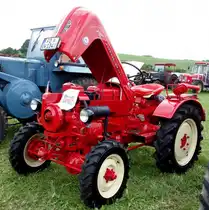 Porsche Junior in Allradausführung steht im Juni 2014 beim Oldtimertreffen an der Ebersburg