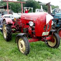 Porsche Junior steht im Juni 2014 beim Oldtimertreffen an der Ebersburg