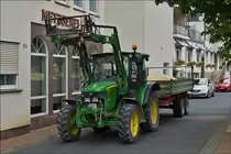 . John Deere 5070M mit beladenen Hänger aufgenommen am 26.05.2014.