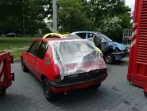 Drei Schrott PKW für Feuerwehr Übungen stehen 01.06.14 in Hanau am 01.06.14 am Tag der Offenen Tür 