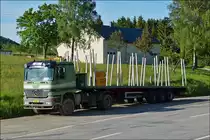 . Mercedes Benz Actros 1946 steh mit einem Holzauflieger am Stra�enrand.  25.05.2014