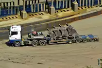 MB Axtros Tieflader mit Baggerschaufeln vom Braunkohlebagger im Tagebau Inden - 19.05.2014