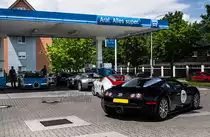 Fuenf Bugatti Veyron waehrend der Bugatti Grand Tour in Freiburg am 1.6.14