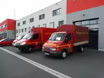 Zwei IVECO Daily (Florian Hanau 1-63-1) und dahinter (Florian Hanau 1-64-1) am 01.06.14 beim Tag der Offenen Tür der Feuerwehr Hanau Mitte
