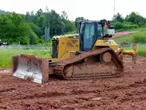 CAT D6N steht an der MIDAL-Trasse in der Gemarkung von 36100 Petersberg-Marbach, Juni 2014
