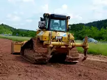CAT D6N steht an der MIDAL-Trasse in der Gemarkung von 36100 Petersberg-Marbach, Juni 2014