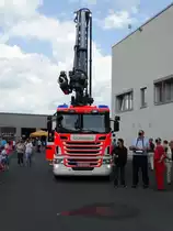 Scania TLF der Werksfeuerwehr Industriepark Hanau Wolfgang von vorne am 01.06.14 beim Tag der Offenen Tür der Feuerwehr Hanau Mitte