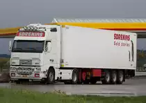 Volvo FH16 520 von  Sdrenias  aus Griechenland bei der Pause auf dem Rasthof Aurach, 18.04.2014