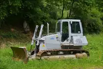 LIEBHERR PR 722 B-L Planierraupe - Schubraupe steht an einer Baustelle am Rande der Staße.  26.05.2014