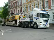 Scania R620 mit Sattel-Tieflader - beladen mit einem CAT 345D Bagger, gesehen am 04.06.2014