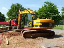 JCB JS160 steht auf einer Baustelle in 36100 Petersberg-Marbach, Juni 2014