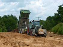 Fendt 930 entlädt den Fortuna-Muldenkipper am vorgesehenen Platz in 36100 Petersberg-Marbach, Juni 2014