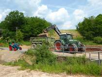 Fendt 818 der Firma JEHN wartet auf den nächsten Fahrauftrag in 36100 Petersberg-Marbach, Juni 2014 (im Hintergrund mein Cabrio)