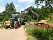 Fendt Vario 930 mit Muldenkipper steht zur Beladung durch einen Volvo-Bagger in 36100 Petersberg-Marbach, Juni 2014
