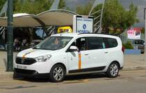 Dacia Logan als Taxi vor dem Aquarium von Palma/Mallorca im Mai 2014