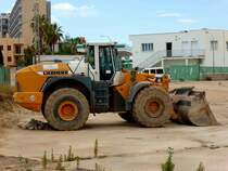 Liebherr-Radlader steht auf einer Baustelle in Palma/Mallorca im Mai 2014