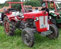 MF 25 steht bei der Oldtimerausstellung an der Ebersburg, Juni 2014