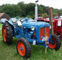 Fordson Dexta steht bei der Oldtimerausstellung an der Ebersburg, Juni 2014