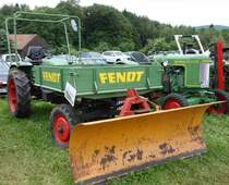 Fendt GT mit angebautem Schneeschieber steht bei der Oldtimerausstellung an der Ebersburg, Juni 2014