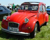 2CV6 steht bei der Oldtimerveranstaltung in Fulda-Harmerz, Juni2014