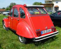 2CV6 steht bei der Oldtimerveranstaltung in Fulda-Harmerz, Juni2014