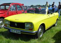 Peugeot 304 Cabrio steht bei der Oldieparade in Fulda-Harmerz, Juni 2014