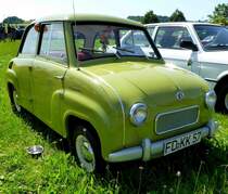 Goggo steht bei den Oldtimern in Fulda-Harmerz im Juni 2014