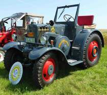 Lanz steht bei der Oldtimerausstellung in Fulda-Harmerz im Juni 2014