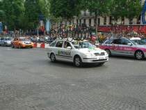 Wieder mehre Team Autos im Bild. Rechts Audi A6 (Team Telekom) und schn in der mitte Sponsor Skoda