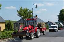 . Dongfeng DF 404 Traktor (40 Ps) mit Holz beladenem Hnger fuhr mir am 12.06.2014 vor die Linse. Gru an den freundlichen Fahrer.