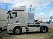 Mercedes Benz 1842 Schausteller-Sattelzugmaschine mit Aufnahme für die Ballastbühne am 14.06.2014 in Wismar
