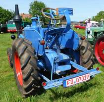 Lanz steht bei der Oldieausstellung in Fulda-Harmerz, Juni 2014