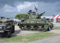 M 4 Sherman der US-Army, links daneben M-3 Halbkettenfahrzeug, Oshkosh Juli 2006