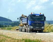 MB Actros der Firma  KNACKERT  steht zur Beladung an der neuen Ortsumgehungsstrecke von Dipperz, Juni 2014