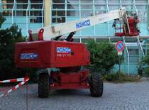 WEMO Tec - Hubfahrzeug eingesetzt zur Fensterreinigung,  gesehen in Bad Mergentheim im Juni 2014