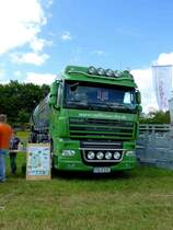 DAF XF steht als Silozug bei der Kreistierschau des LK Fulda in Petersberg-Melzdorf, Juni 2014
