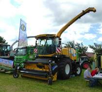 NEW HOLLAND Grassilagemäher, gesehen bei der Kreistierschau des LK Fulda in Petersberg-Melzdorf, Juni 2014 